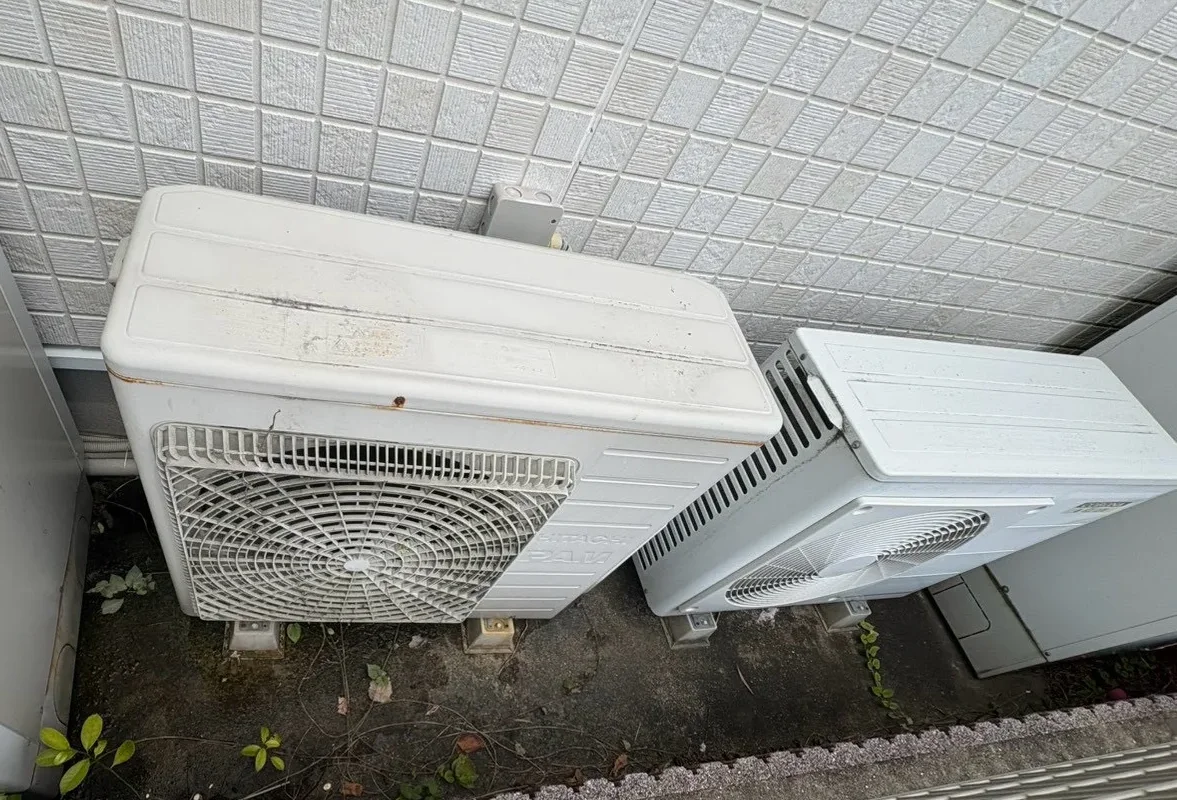 俯瞰で見たヒートポンプユニット2台の設置例