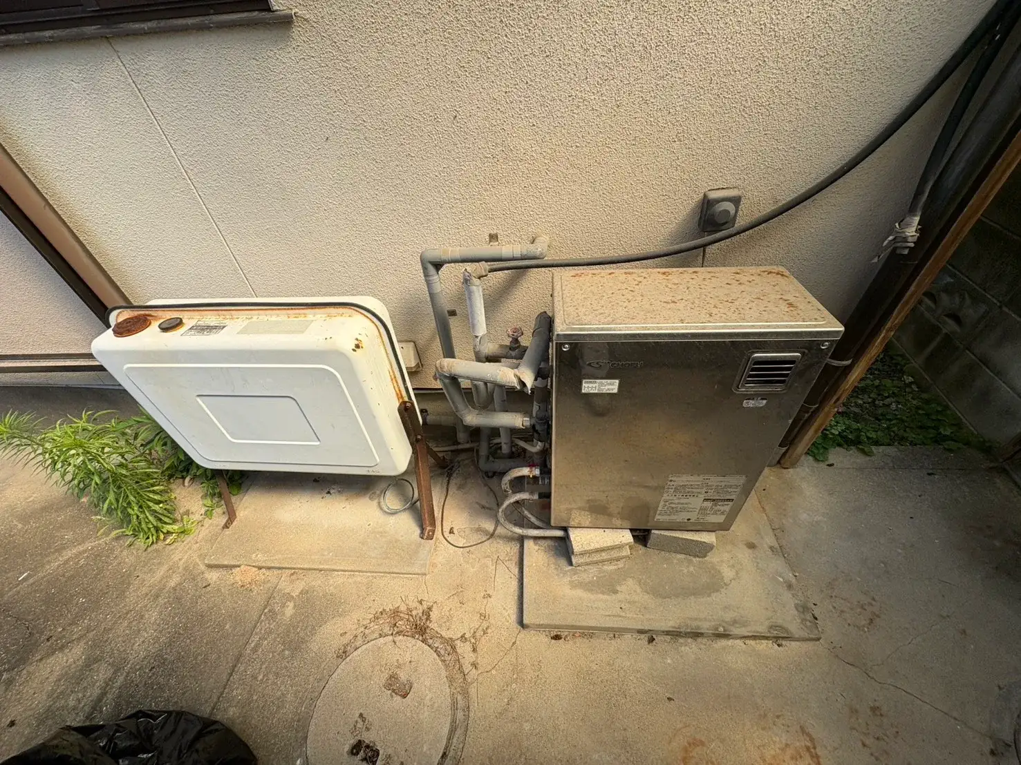 ヒートポンプとタンクを並べて設置したエコキュート