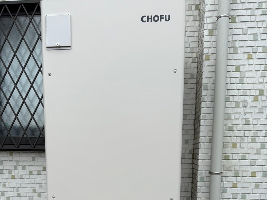 CHOFU製の給湯機器と屋内リモコンを壁面に設置した施工例